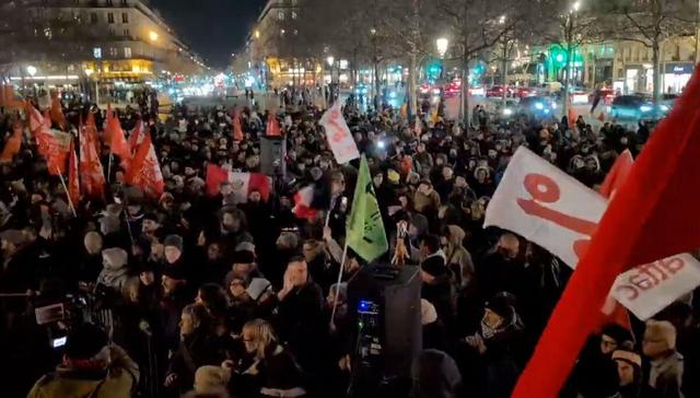 تظاهرات در پاریس علیه تجاوز آمریکا به ونزوئلا