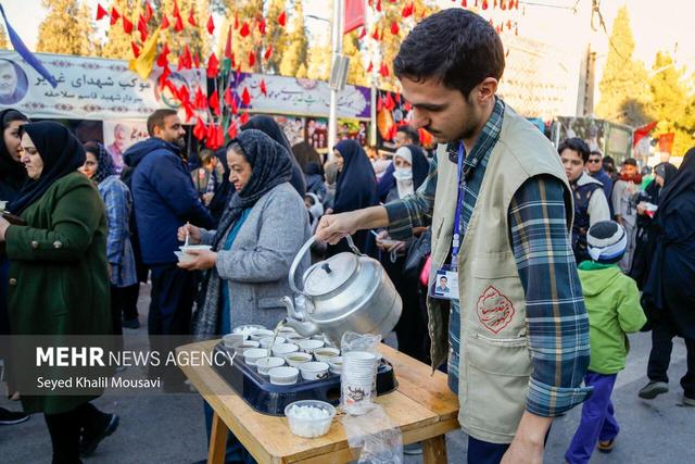 روایت خدمت مواکب مردمی در طریق الشهدای کرمان