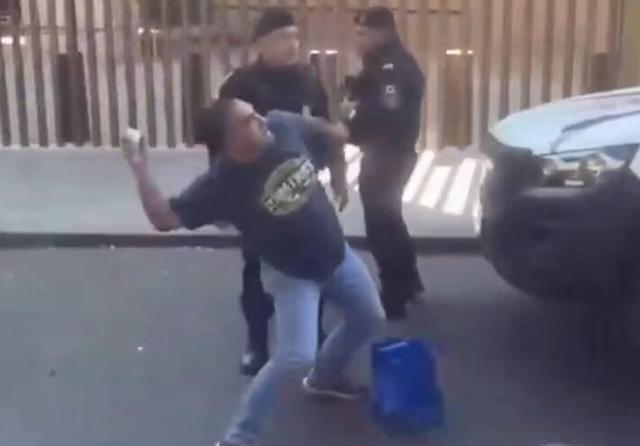 فیلم/ پرتاب تخم‌مرغ به سمت سفارت آمریکا در مکزیک