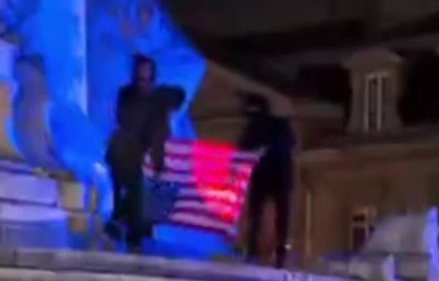 فیلم/ آتش زدن پرچم آمریکا در پاریس