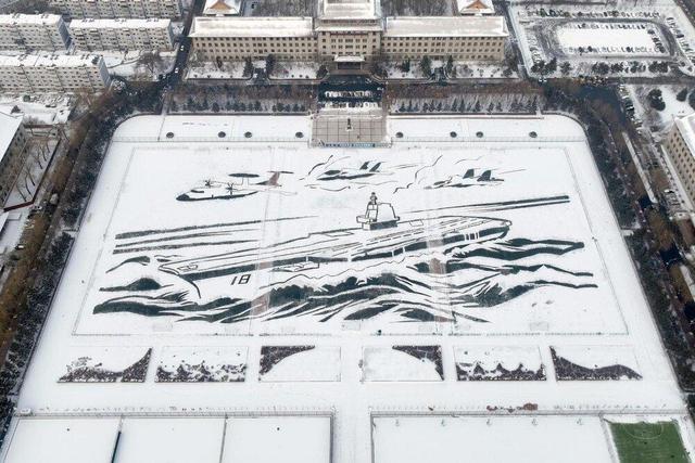 تبدیل ناو هواپیمابر به یک اثر هنری غول‌آسا / عکس