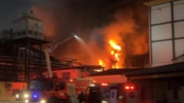 تصاویری از مهار حریق در کارخانه آمل