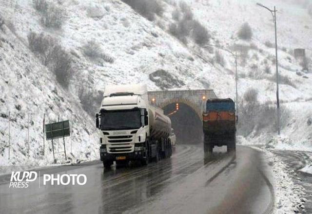 بازگشایی راه های روستایی کردستان پس از برف و کولاک؛ تردد در تمام محورهای استان برقرار است