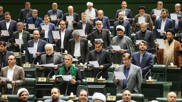 تذکر ۵۱ نماینده مجلس به پزشکیان درباره لزوم نظارت بیشتر بر فعالیت شبکه‌های اجتماعی خارجی