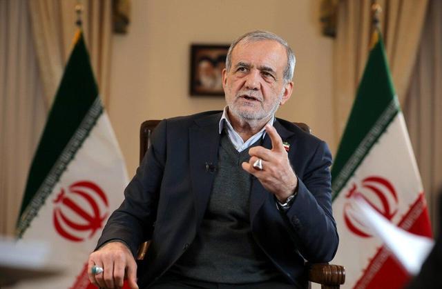 ببینید | جواب غیرمنتظره پزشکیان به یکی از منتقدان: نیازی نیست قیافه بگیری!