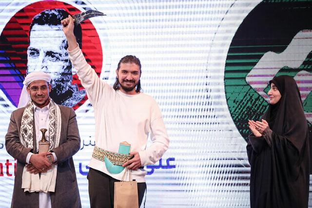 اهدای «خنجر یمنی» و اجرای علی‌وار حامد زمانی در اختتامیه «ترور آنلاین»