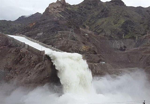 سد تنگه حمام قصرشیرین سرریز کرد