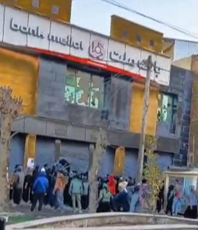 تداوم اعتراضات و درگیری در ملکشاهی