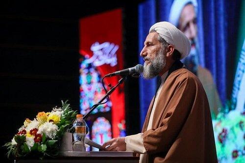 هنرمندان باید صدای حق و عدالت باشند