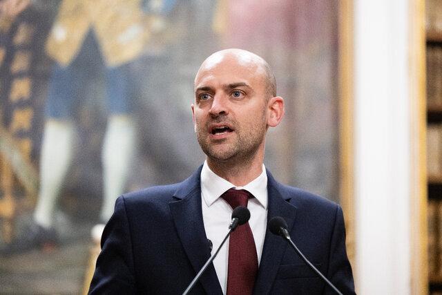 وزیر خارجه فرانسه: امکان مداخله نظامی آمریکا در گرینلند را باور ندارم