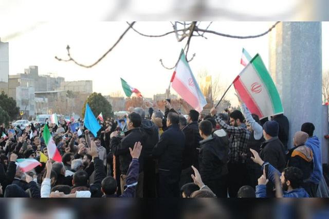 اجتماع بزرگ مردم مشهد در میدان فجر