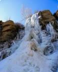آبشار گنج‌نامه همدان به علت سرمای ۲۰ درجه زیر صفر یخ زد!