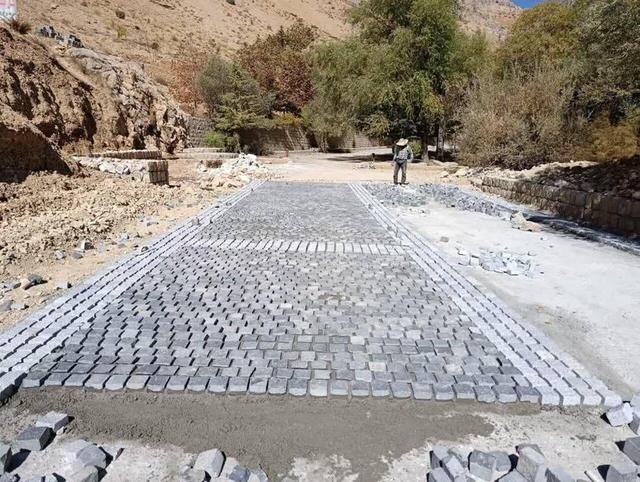 عملیات اجرای سنگ‌ فرش تفرجگاه چله‌گاه سپیدان کامل شد