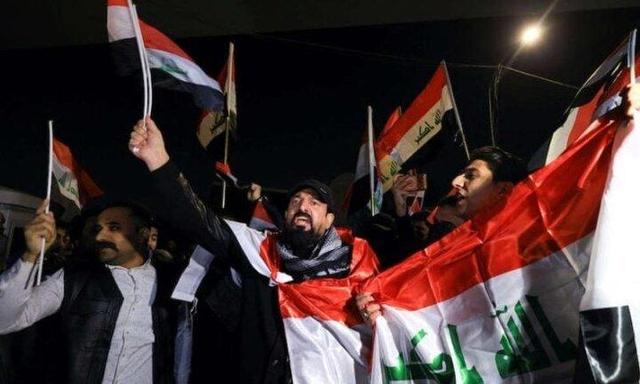 عراقی‌ها عکس ترامپ و پرچم آمریکا را به آتش کشیدند