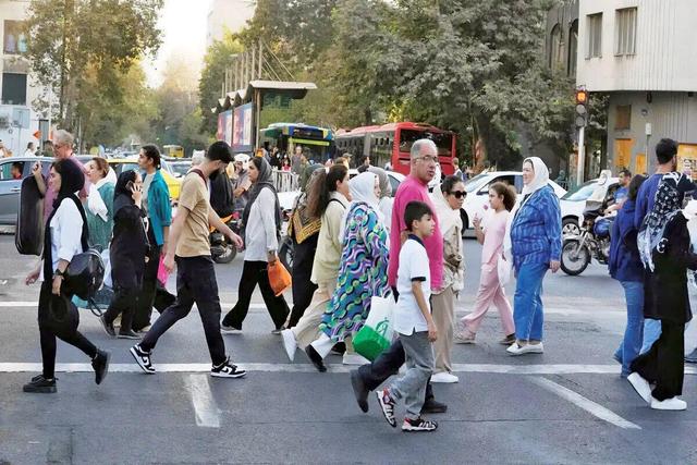 نظام باید صدای مردم را بشنود/ مردم دنبال جنگ نیستند