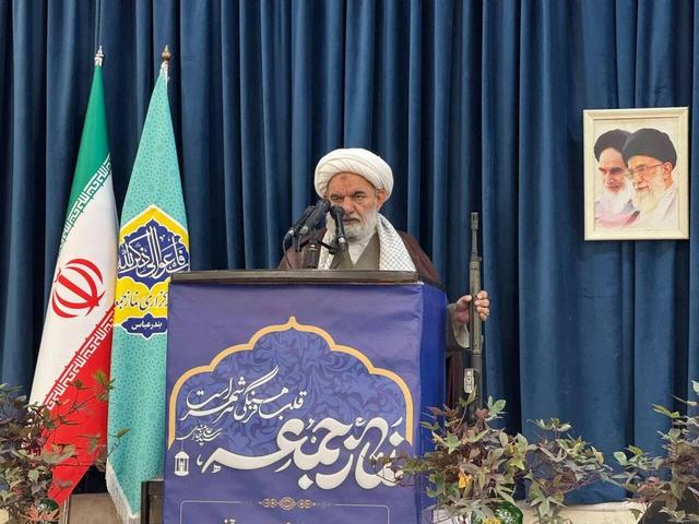 خطیب جمعه بندرعباس: سپاه قلب تپنده ملت ایران است