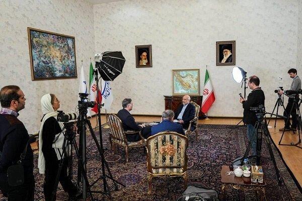 تمجید رسانه سازمان تبلیغات اسلامی از قالیباف: وسطِ مصاحبه با بازجو خبرنگار سی‌ان‌ان، تبلت را به مثابه یک «سلاح» و «خاکریز» بیرون آورد؛ مثل یک فرمانده!