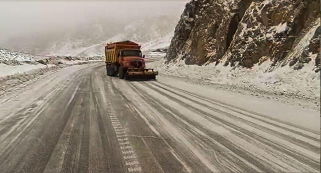 راه ارتباطی هزار روستای برفگیر لرستان بازگشایی شد؛ تداوم انسداد گردنه «گله بادوش»