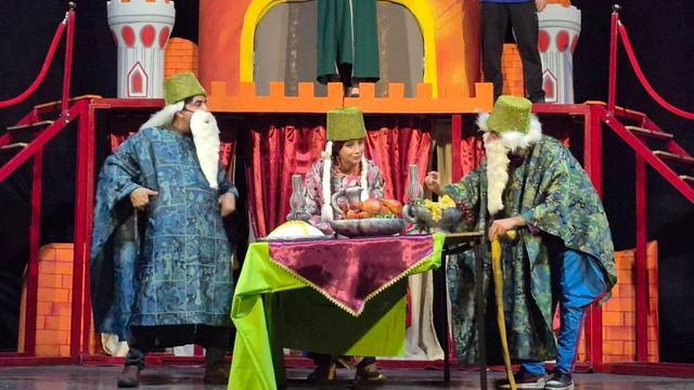 اجرای یک نمایش کودکانه