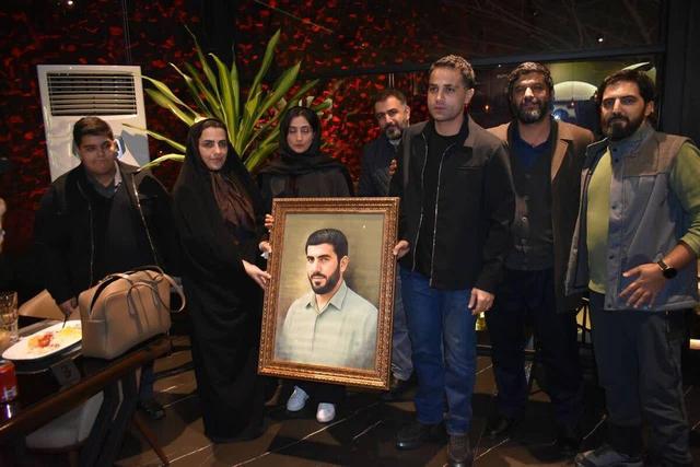 خانواده شهید املاکی به تماشای «جانشین» نشستند