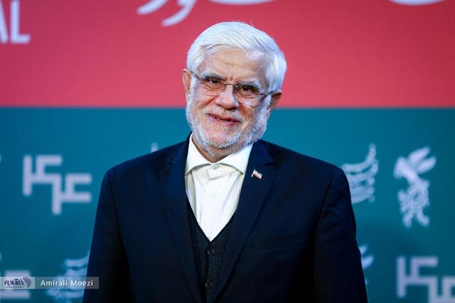 ببینید | واکنش عارف به غیبت وزیر ارشاد در جشنوارۀ فجر: شاید او با لباس مبدل آمده باشد!