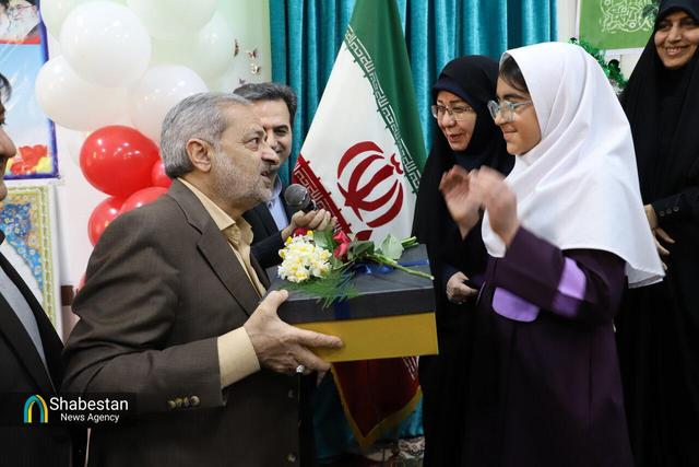 دیدار وزیر آموزش و پرورش با دانش آموزان دبستان شاهد ساری