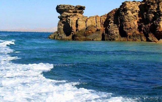 وزش بادهای جنوب‌ شرقی، دریا را در تنگه هرمز مواج کرد