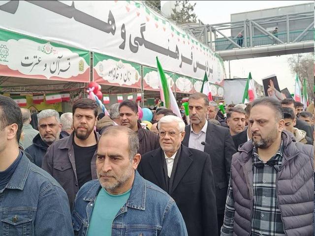 عارف: خدمت‌گزاری به مردم افتخار مسئولان است