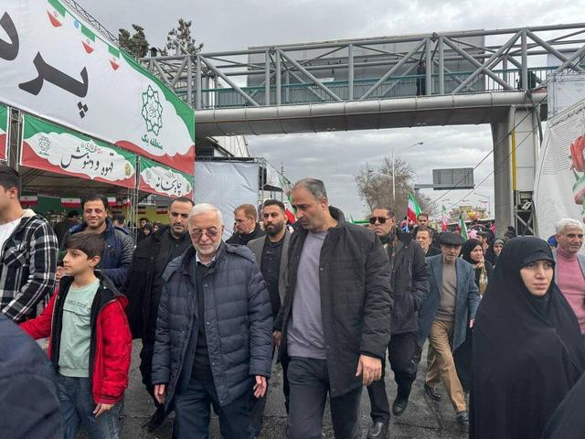 حضور مومنی در راهپیمایی ۲۲ بهمن 