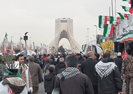 پاسخ دندان‌شکن دختر ایرانی به پهلوی خائن در راهپیمایی ۲۲بهمن ۱۴۰۴
