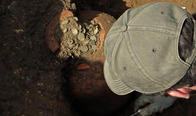 گنجینه قلّک‌های باستانی با ۴۰ هزار سکۀ رومی در زیر خاک | عکس
