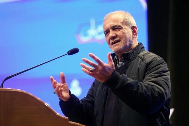 سخنرانی پزشکیان در میدان آزادی؛ عذرخواهی از مردم بابت مشکلات و کمبودها | آماده‌ایم صدای مردم را بشنویم | باید این زخم را درمان کنیم ...