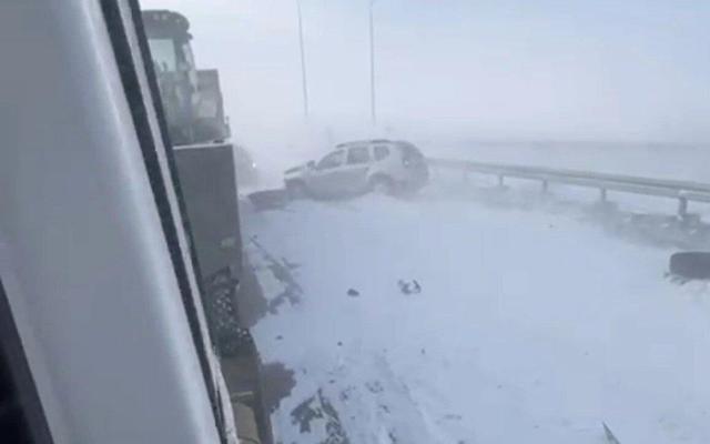 ببینید | کولاک شدید برف و تصادف هم‌زمان حدود ۱۰ خودرو در جاده