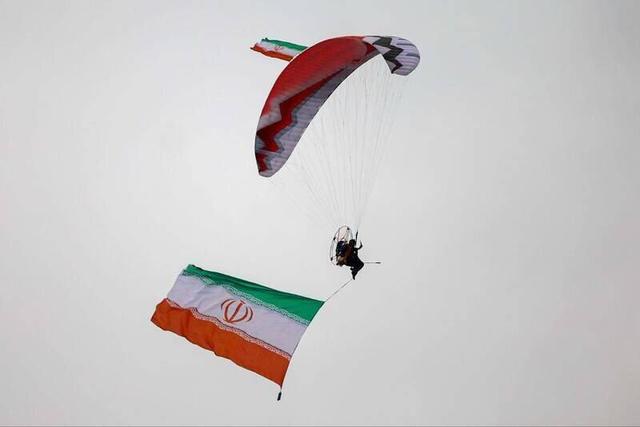 ببینید | پرواز چتربازان در جشن انقلاب