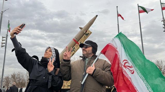 سلفی با موشک در راهپیمایی ۲۲ بهمن + تصاویر