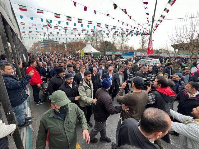 حضور رئیس‌جمهور در جمع راهپیمایان ۲۲ بهمن