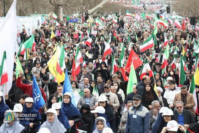 مسئولان و مردم در جشن چهل‌وهفت سالگی انقلاب اسلامی
