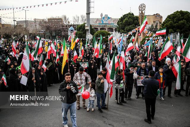 پیوند نسل‌ها در راهپیمایی قم؛ از انقلابیون۵۷ تا نوجوانان دهه هشتادی