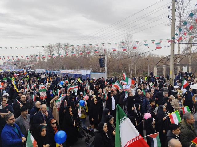 راهپیمایی ۲۲ بهمن نماد تاریخی وحدت ملت ایران در البرز