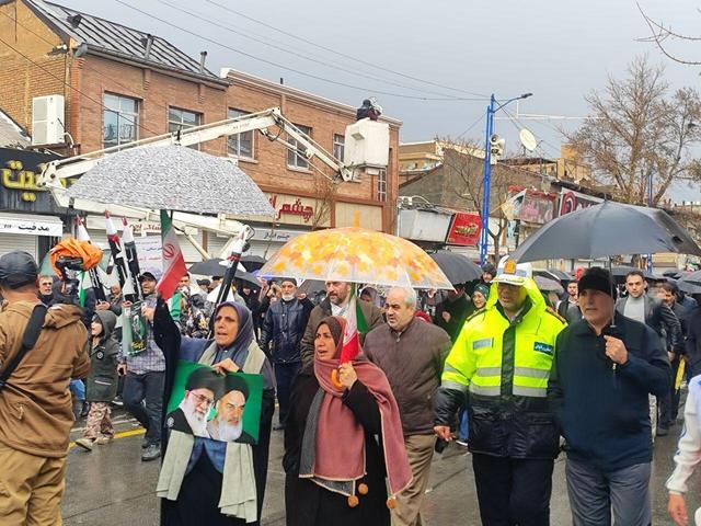 حماسه‌ای در باران؛ مردم آذربایجان‌غربی در ۲۲ بهمن دوباره به خیابان‌ها آمدند