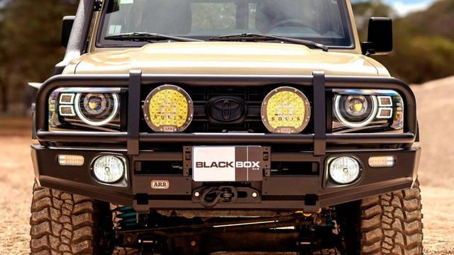 عکس | لندکروزر با چهره انگلیسی