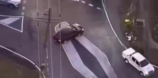 ببینید | حرکت خودروها دور میدان به سبک استرالیایی