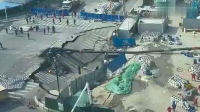 ببینید | شکاف ناگهانی زمین در شانگهای؛ بخشی از جاده فروریخت