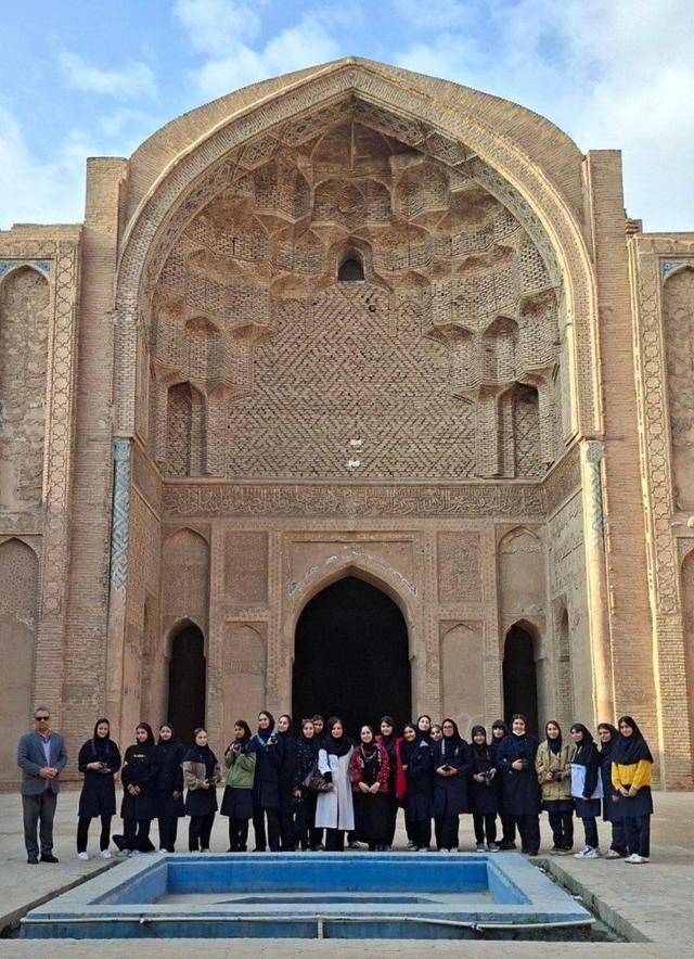 برگزاری کارگاه عکاسی معماری دانش‌آموزان در مسجد جامع ورامین