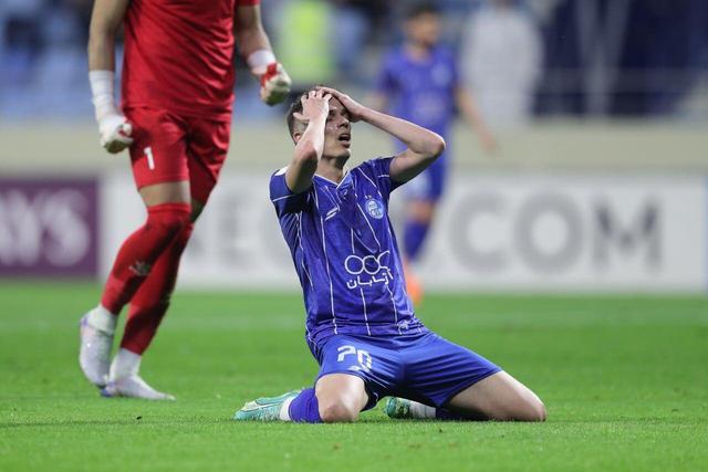 آنالیز شکست برابر الحسین؛ ساپینتو فیلم بازی را به شاگردانش نشان می‌دهد