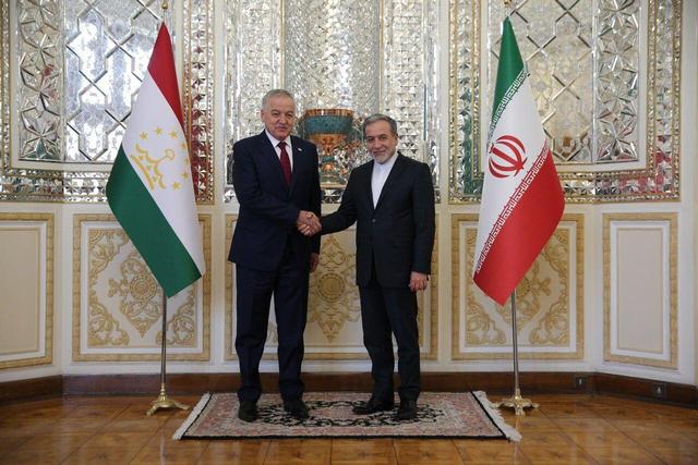 وزیر امور خارجه تاجیکستان سالگرد پیروزی انقلاب اسلامی را به عراقچی تبریک گفت