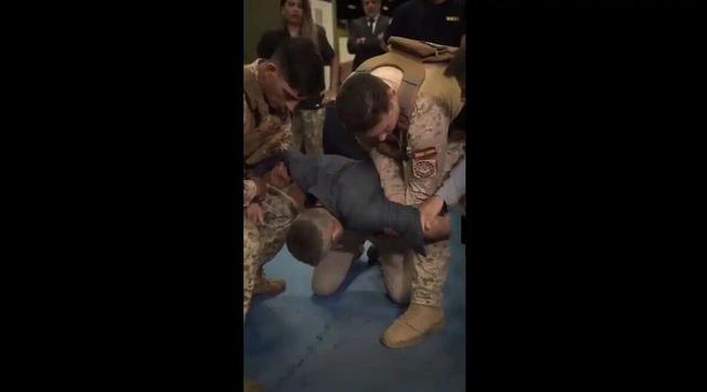 ببینید | وزیر امنیت آرژانتین، دستکشهای شوک الکتریکی را روی خود امتحان کرد