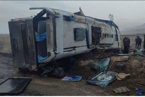 واژگونی اتوبوس در محور زاهدان - بم