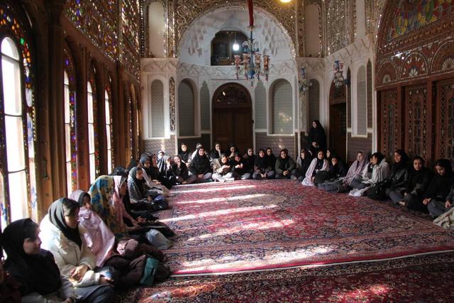 بازدید دانش‌آموزان قزوین از بنای تاریخی حسینیه امینی‌ها