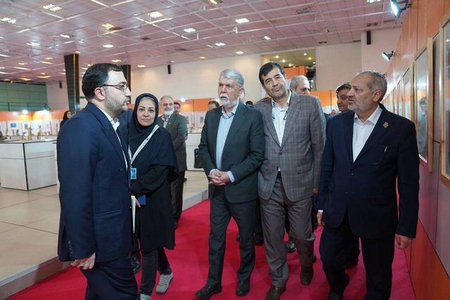بازدید وزیر فرهنگ از نمایشگاه هنرهای تجسمی «ایران من» کانون پرورش فکری